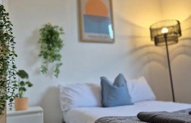 Beautiful 5-Bedroom home with Free Parking - Foto 10