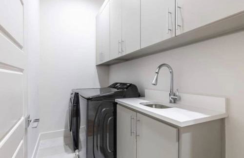 Uptown Modern with Private Patio & 1Gbps Wi-Fi - Foto 48