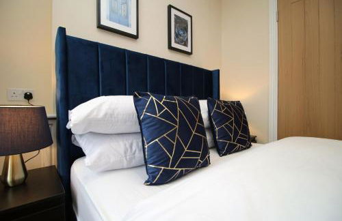 LUXURY 4 Bedroom 4 Ensuite Home in Penarth (Pool Table Games Room & BBQ Garden) with Sea Views - Photo 39