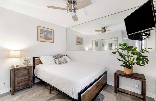 Canalfront Charmer by Avantstay Waterfront w/ Shared Dock + Hot Tub - Foto 26