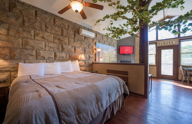 Eureka Springs Treehouses, Hobbit Caves & Castles - Photo 4