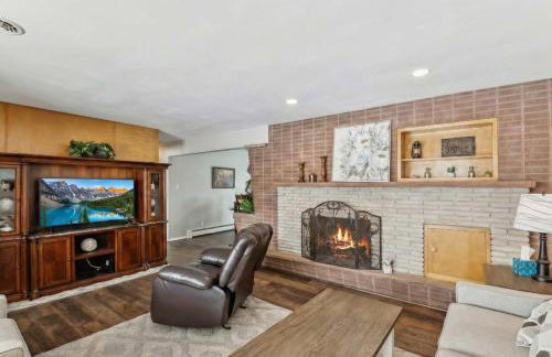 Cozy 3BR Home with BBQ Patio & Gym Near Downtown - Foto 2