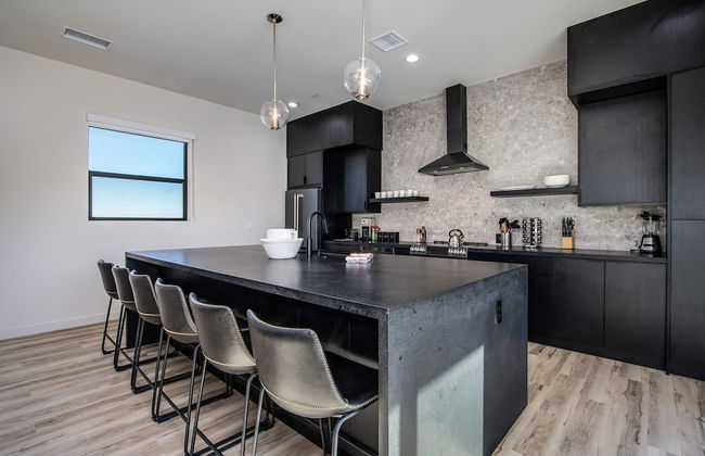 Luxe Modern Escape w Pool Hot Tub Firepit Desert View Lassen by Avantstay - Photo 10