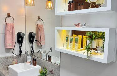 Magnífico APARTAMENTO de Charme - 3 quartos AR CONDICIONADOS SPLIT - Beira Mar, 2 banheiros, 2 Vagas Garagem, 4 Varandas, 2 Elevadores, Redes para Descanso, Wi-Fi, Air Fryer, Disney Plus, HBO Max, Cadeiras de Praia e Caixa Térmica - Photo 32