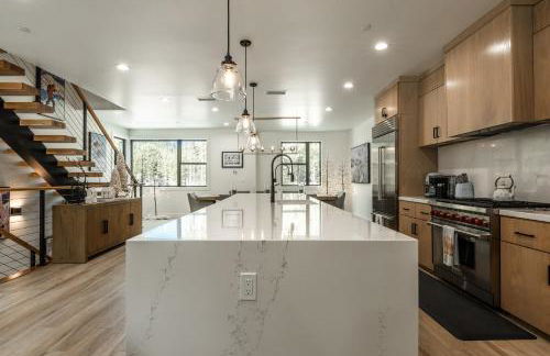 New Luxury 4BR /3BA Obsidian Reserve #110 – Hot Tub, 2-Car Garage, Pool Table, Mount Views! - Foto 7