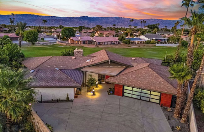 Golf Course-front Views, Pool+hot Tub, Patio Modern Edgy House by Avantstay - Foto 39