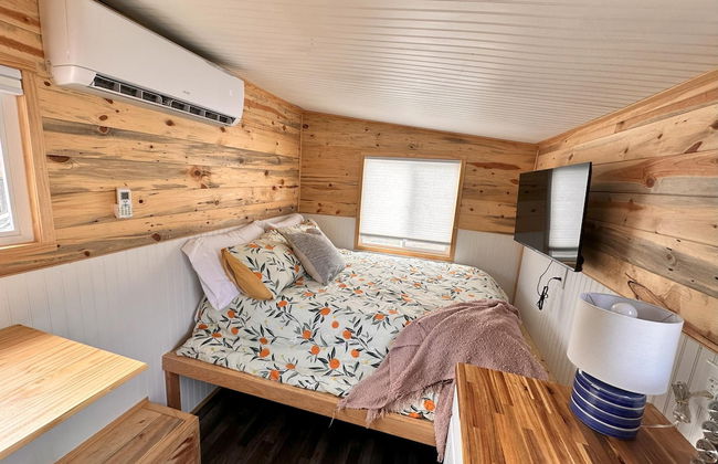 Enchanting Getaway: Farmhouse and Tiny House Duo - Foto 20