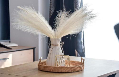 New Premium Apartment - Free Parking & Pools - Photo 5