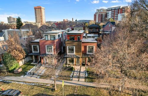 Walkable Rooftop Retreat 2BR, Workspace & BBQ - Foto 38