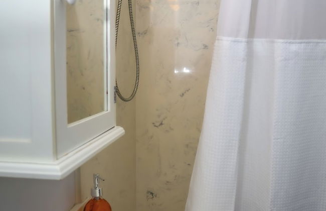 Downtown Cozy 2 BR Apt - 4min drive MardiGras Park - Photo 25