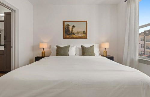 Polished Contemporary 2BR 2BA Private Balcony - Foto 20