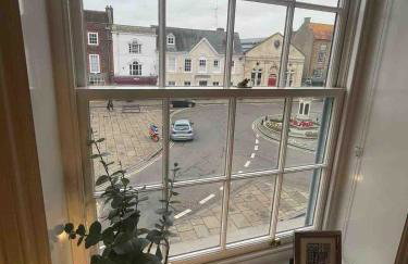 Large town centre apartment with parking - Photo 8