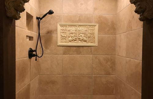 HIGHLANDS CASTLE overlooking Lake George plus 2 other CASTLES & SUITES - Foto 37