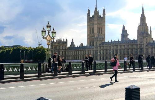 Vauxhall Central - Spacious 3-Bed Serviced Apartment- Balcony-Free Parking - Lift - Sleeps 7 - Foto 33