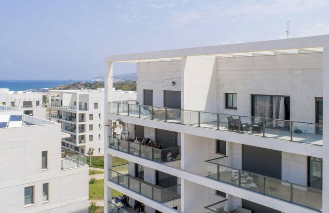 Chic Sea View Balcony Escape by Sea N' Rent - Foto 29