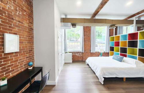 Jennifer's Historic Loft Glass Bedroom - Foto 16