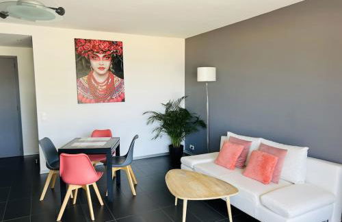 T2 Front de Mer 2pers 1 minute de la plageT2 de 44 m2 plus terrasse 16m2 , vue mer panoramique et en face de la plage Cet appartement refait à neuf bénéficie d'un confort et d un équipement optima Cet appartement est idéal pour 2 personnes avec sa chamb - Foto 9