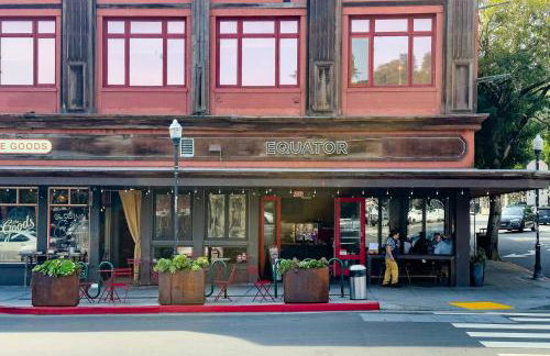 Luxe Treehouse Apt•Walk to Town•King Bed•Sleeps 4 - Foto 24