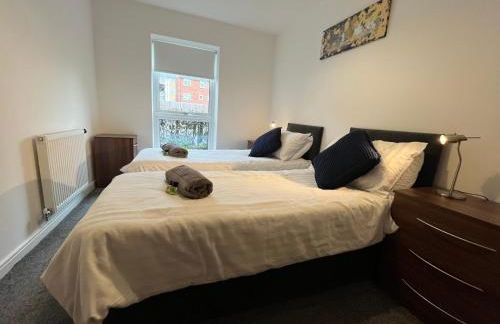 2 Double beds OR 4 Singles, 2 Bathrooms, FREE PARKING, Smart TV's, Close to Gunwharf Quays, Beach & Historic Dockyard - Foto 16