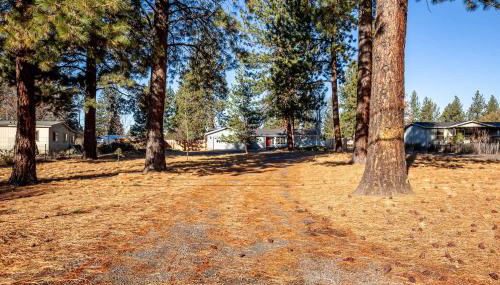 Charming 3-Bedroom Home in Bend with Hot Tub Game Room & Spacious Family Dining - Foto 3