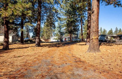 Charming 3-Bedroom Home in Bend with Hot Tub Game Room & Spacious Family Dining - Foto 3