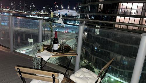 High Floor Modern 1BR Stunning Views Balcony AC Free Parking - Foto 1