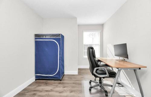 Tranquil 4-BR Oasis With Pool & Backyard Bliss! - Foto 36