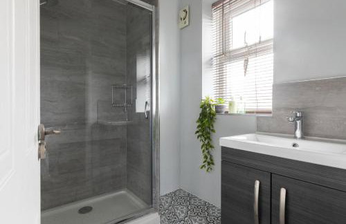 Chelmsford Reach 3 bed house near centre,free parking, Wi-Fi, table football - Foto 11