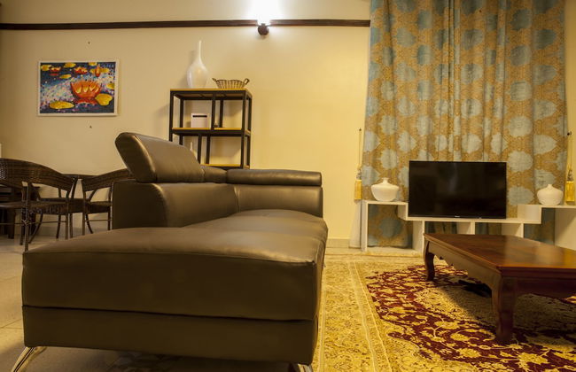 Three Bedroom art themed apartment - Photo 19