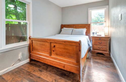 Cheerful 2-Bedroom with convenient Expressway access - Photo 5