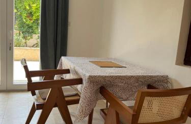 Private studio apartment with a garden and a terrace - Photo 11