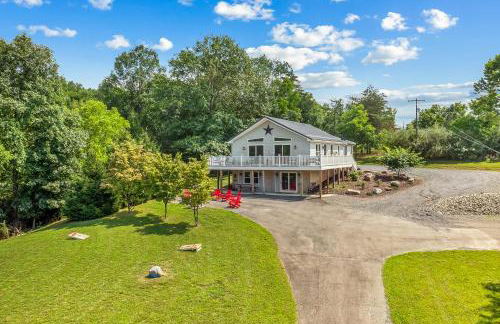 Trailblazer Lodge - Upscale, hot tub, trail, game room, wifi, fire pit, bar, pool table, king bed, view, pet friendly - Photo 42