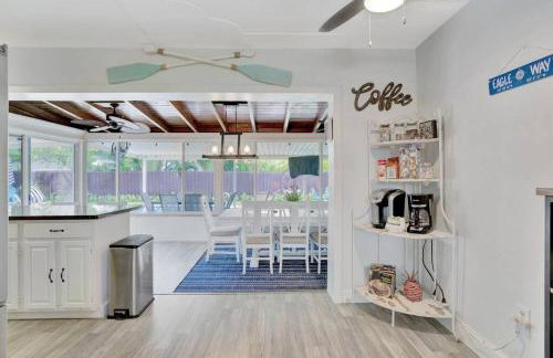 Eagle's Way with Firepit Heated Pool and Sunroom Near BEACH - Foto 42