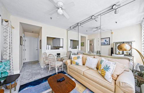 Poolside Oasis with Beach Access - Foto 1