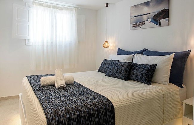 Santorini Villatzio Suites - Photo 8