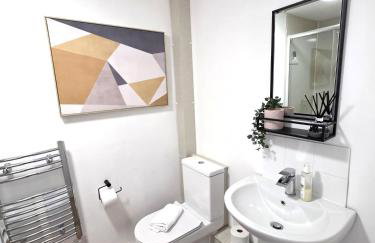 Modern One Bed Flat at Dawe Luxury Suites - An Entire Apartment near Ely Cathedral & Train Station - The Perfect Gateway to Explore Ely, Cambridge, Norfolk & London - Sleeps up to 4 - Photo 15