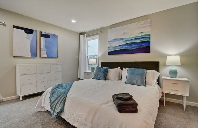 Spacious 6BR/3BA House w/ Parking! Sleeps 20! - Foto 29