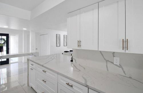 Chic & modern canal-front retreat with private pool - Azure Tides - Photo 36