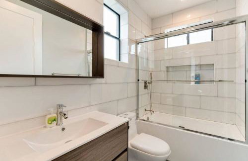 Luxury Modern 4 bedroom 3 Bath Home With Rooftop Deck #3 - Foto 31