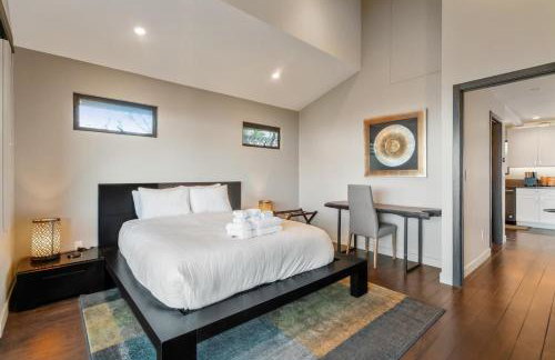 Luxury 3BR Hillside Retreat wAC Panoramic View - Photo 16