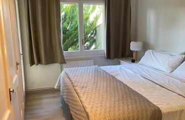 2 Story, 5 Bedroom, 3 Bath Flat, Steps from the Beach & Cliff Walk - Foto 9