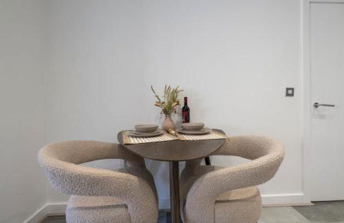 Designer 1BR I Work-From-Home Ready I Fast Wi-Fi - Foto 14