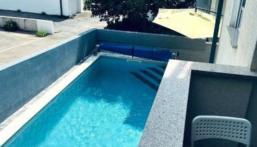 Sun n' Fun Apartments with Pool - Foto 4