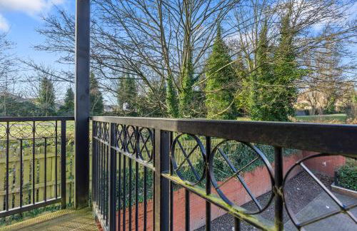 Balmoral Court -Sleeps 6 - Free Parking with Workspace - Balcony & High-Speed WiFi - Foto 12