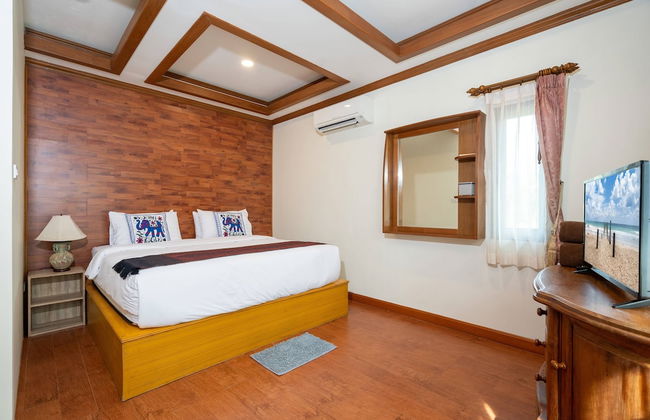 Bright Luxury Villa W Garden Pool & Sauna - Photo 8