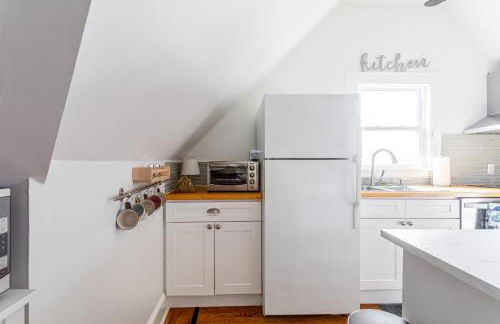 Charming 2BR Getaway with Modern Comforts - Foto 58