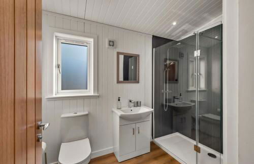 Finest Retreats - Silverwood Deluxe Chalet - Photo 13