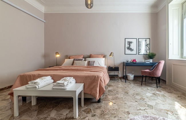 JOIVY Sophisticated Flat W/ Desk - Foto 14