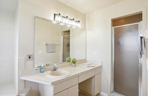 Luxurious Florida Home with Pool and Canal Access - Foto 21