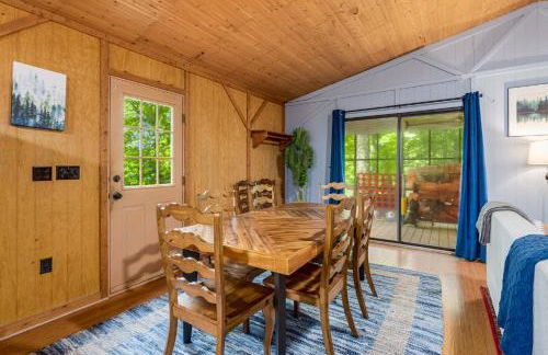 River Cabin w Hot Tub, Screened Porch & Fire Pit - Photo 15